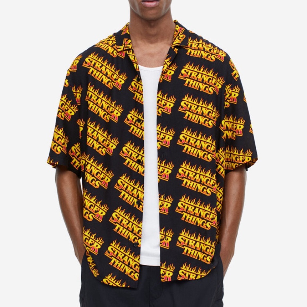 NWT H&M NETFLIX/ STRANGER THINGS RELAXED FIT PRINTED RESORT SHIRT